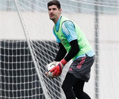 The 10 best goalkeepers in world soccer right now .